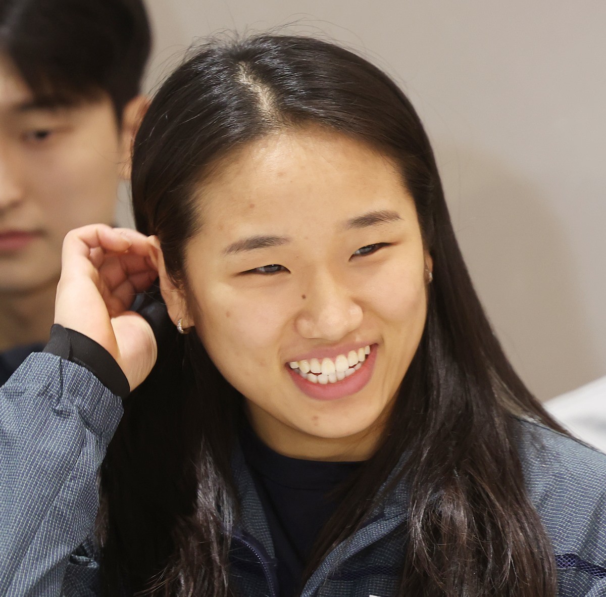 배드민턴 국가대표 안세영 모습. 기사 이해를 돕기 위한 자료 사진. 안세영은 29일 서울 서초구 요넥스코리아에서 열린 '안세영 선수 첫 공식 기념메달 출시 행사'에 참석해 부상에서 회복하고 있는 근황을 전했다. 이날 행사를 마친 뒤 안세영은 취재진에 '부상으로 기권했을 때에 비해 몸 상태가 많이 좋아져 훈련에도 정상적으로 참여하고 있다'라며 '비율로 말하자면 80∼90％ 정도 회복된 상태'라고 말했다. 그러면서 '당장 다음 달에 열리는 세계선수권대회를 목표로 준비 중'이라고 했다. / 연합뉴스