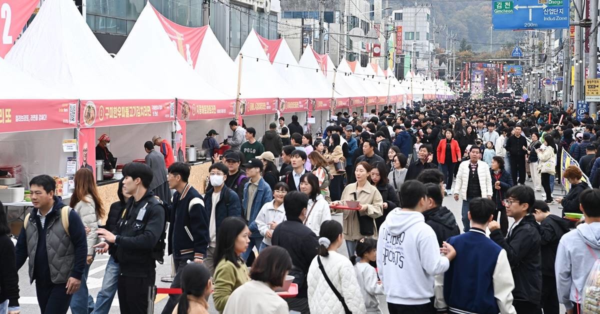 지난해 2025 구미라면 축제가 방문객들로 성황을 이루고 있다.