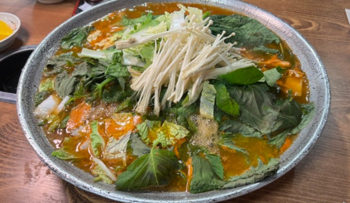 닭고기와 채소, 당면 등을 매콤한 국물에 자작하게 끓여 먹는 태백 물닭갈비 / 네이버 플레이스 업체 등록 사진