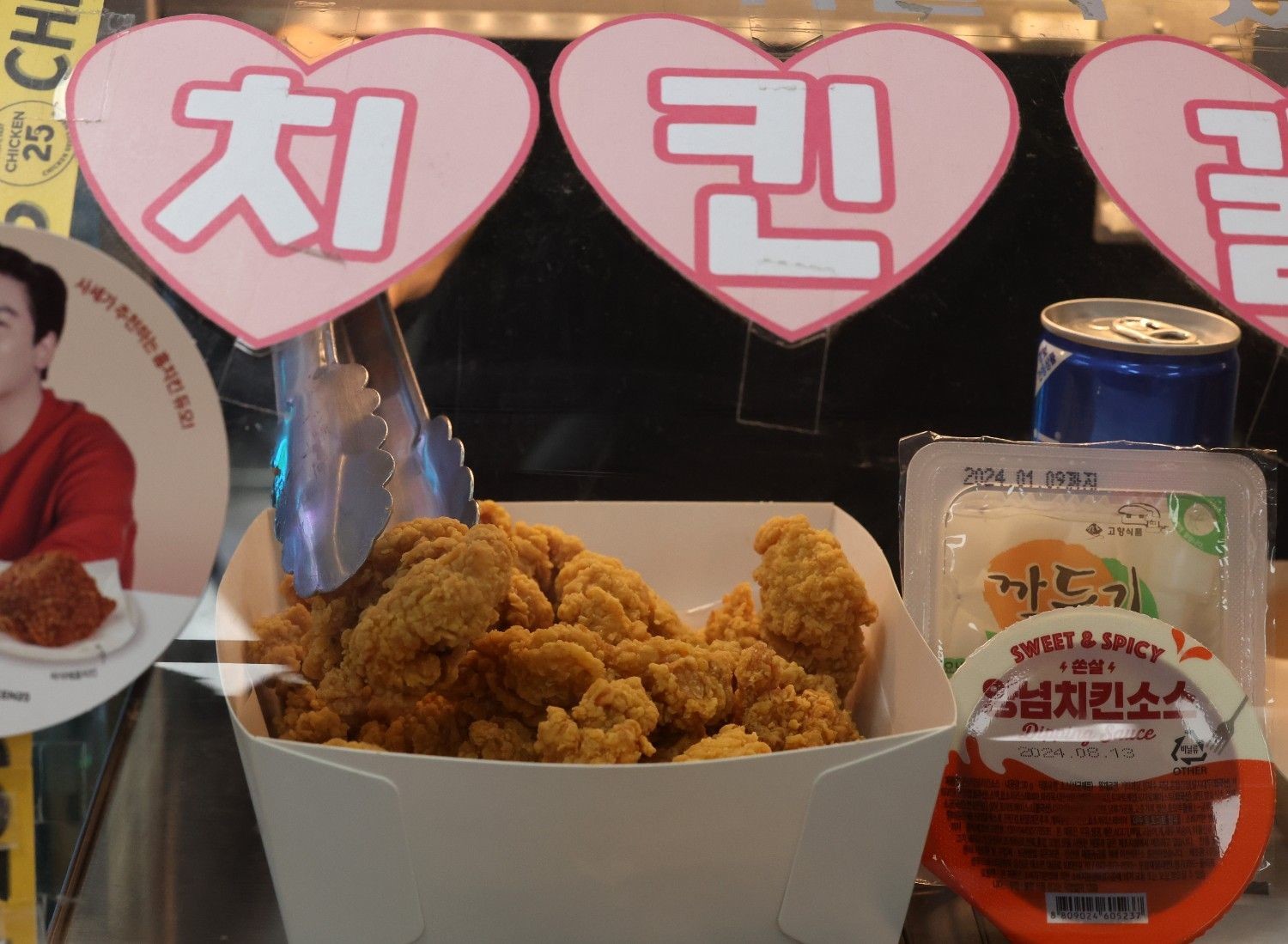 편의점에서 판매 중인 치킨과 치킨무, 양념소스. / 뉴스1