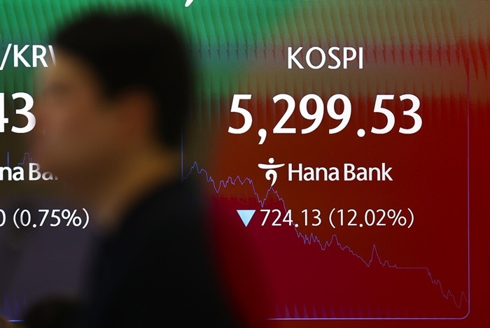 코스피, 코스닥 시장에서 이틀 연속 장중 서킷브레이커가 발동한 29일 서울 중구 하나은행 딜링룸 전광판에 코스피 지수가 표시되어 있다. 2026.7.29/뉴스1