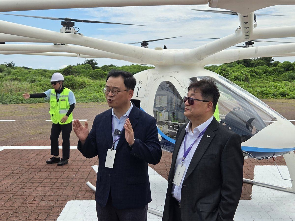 2026 도심항공교통(UAM) 서비스 쇼케이스 현장에서 고양시 UAM 산업 육성에 대한 비전을 설명 중인 민경선 고양특례시장(왼쪽)과 황호원 항공안전기술원장(오른쪽)