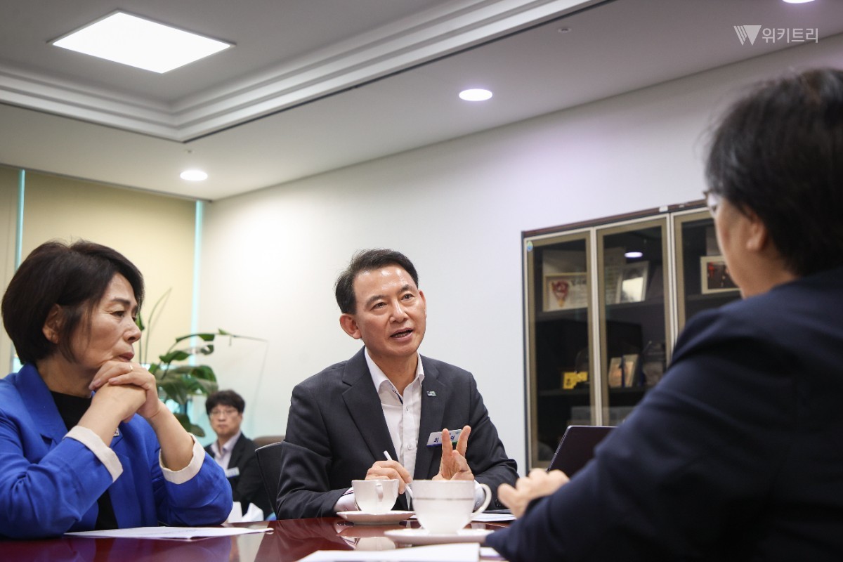 최현덕 남양주시장이 최민희 더불어민주당 남양주갑 국회의원과 함께 정은경 보건복지부 장관을 만나 남양주권역 공공의료원 조기 착공을 위한 지원을 요청하고 있다