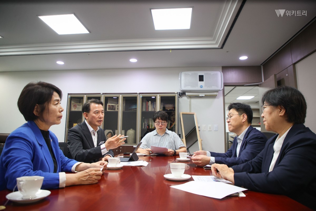 최현덕 남양주시장과 최민희 더불어민주당 남양주갑 국회의원이 정은경 보건복지부 장관과 경기 동북부 공공의료원 추진에 대해 의견을 나누고 있다