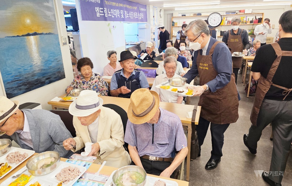소셜서비스 전문 NGO인 (사)월드뷰티핸즈(회장 최에스더 신한대 교수)와 대한예수교장로회(예장) 통합 평양노회 남선교연합회(회장 박홍찬 장로), 평남노회 남선교연합회(회장 안연덕 장로), 그리고 (사)해돋는마을(이사장 장헌일 신생명나무교회 목사)은 지난 29일 서울 마포구 엘드림통합돌봄센터에서 중복 맞이 ‘사랑의 전복삼계탕데이 밥사랑잔치 및 뷰티서비스’ 행사를 공동 주최했다. / 월드뷰티핸즈