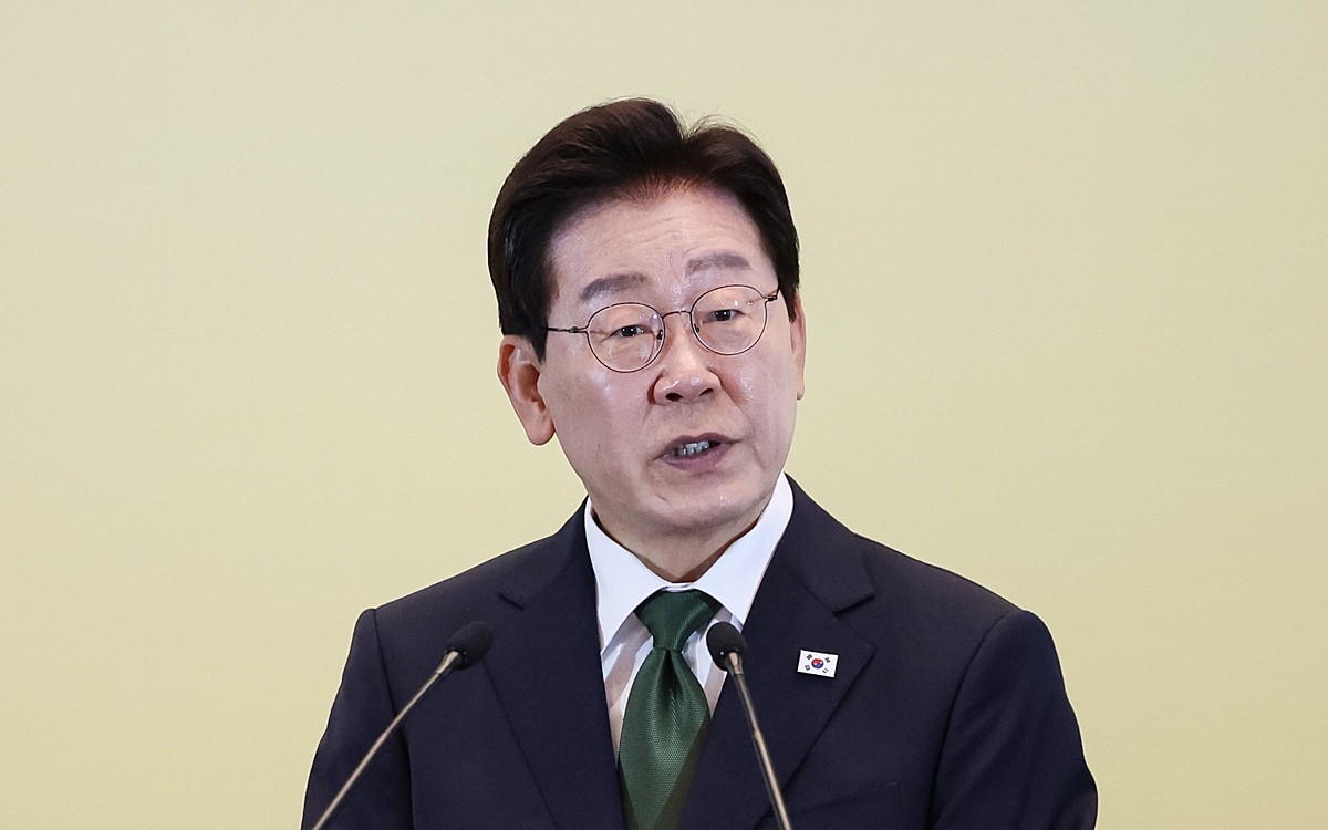 이재명 대통령이 28일(현지 시각) 브라질 상파울루 한 호텔에서 열린 동포 오찬간담회에서 발언을 하고 있다. 기사 이해를 돕기 위한 자료 사진. 이재명 대통령이 '한국인 상대 범죄는 전 세계 어디에서 하든 반드시 추적해 소탕한다'라고 강조했다. 남미를 순방 중인 이 대통령은 29일 엑스에 올린 글에서 카자흐스탄에 거점을 둔 한국인 상대 보이스피싱 일당이 검거된 사실을 소개했다. 그러면서 ''외국에서 하면 잡히지 않겠지' 하는 생각은 버리는 것이 좋다'라며 이렇게 밝혔다.      / 뉴스1