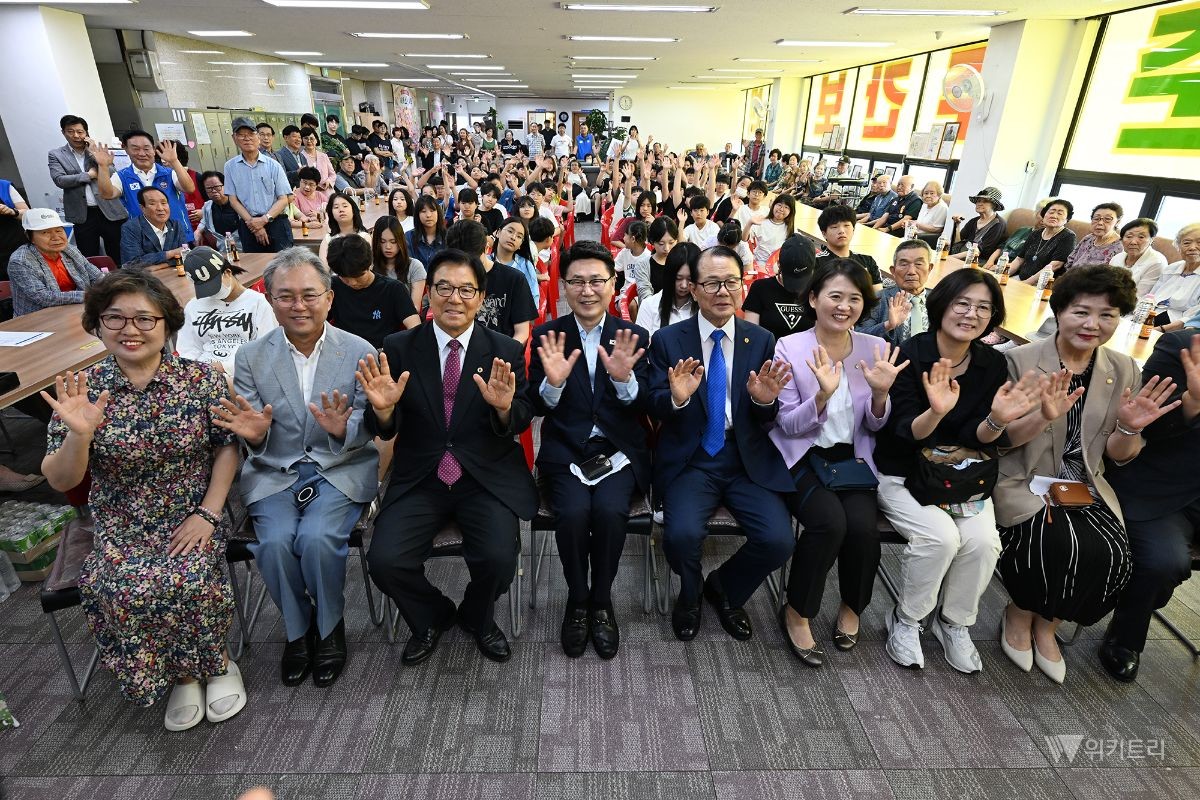 김원기 의정부시장이 7월 29일 대한노인회 의정부시지회의 ‘1‧3세대 어울림 한마당 및 장학금 전달식’에서 참석자들과 기념촬영을 하고 있다