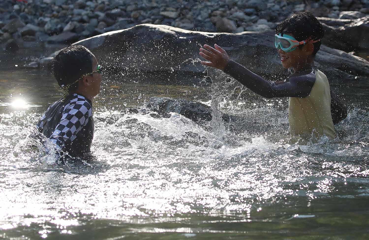 경남 양산에 폭염중대경보가 발효된 29일 양산 원동면 배내골 계곡을 찾은 어린이들이 물놀이를 하며 더위를 식히고 있다. 이날 양산은 낮 최고 기온이 40.3도까지 올라 올해 최고 기온을 기록했다. / 뉴스1