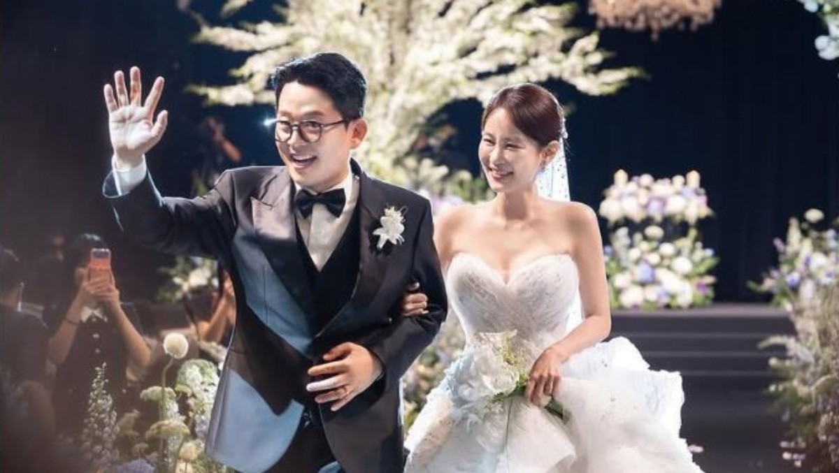 개그맨 김준호(왼)와 김지민(오)의 결혼식 사진. / 김지민 인스타그램