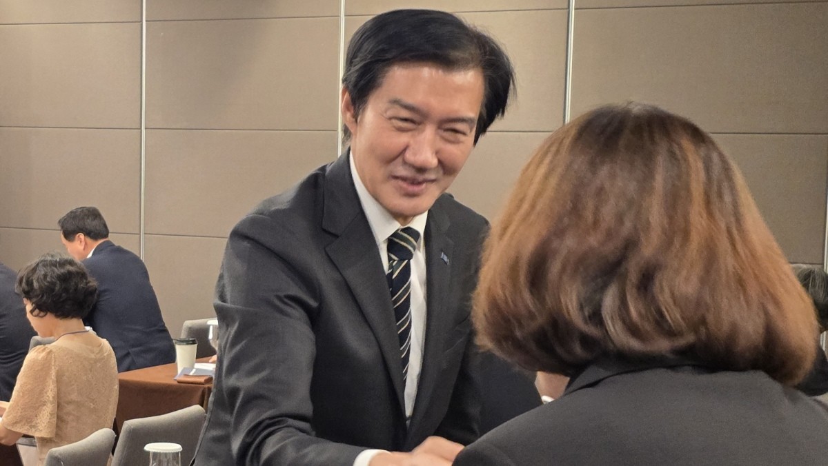 조국 조국혁신당 전 대표가 6월 17일 광주 서구 치평동 브리브 광주 바이 롯데호텔에서 열린 6·3지방선거 당선인 워크숍을 찾아 당선인들과 악수하고 있다. / 뉴스1