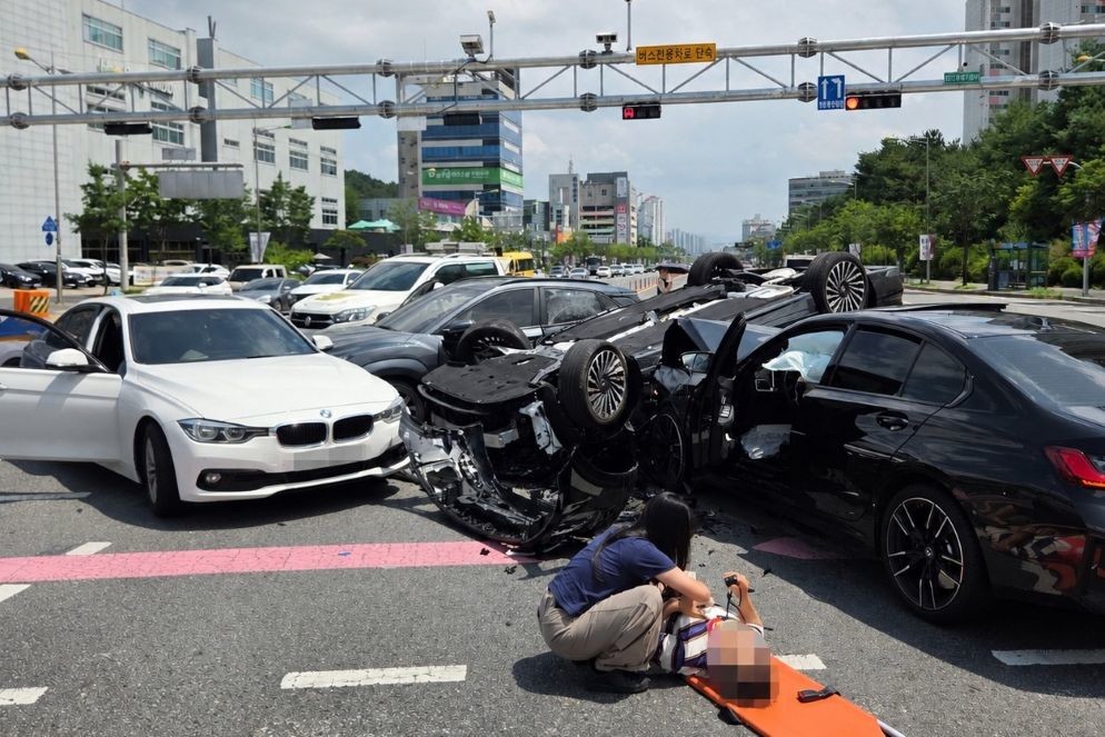 박서현 주무관이 사고현장에서 응급처치를 하고있다. / 32보병사단