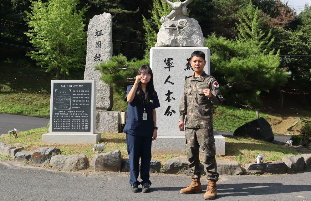 좌측부터 32보병사단 독수리여단 의무중대 박서현 주무관, 박민우 상사 / 32보병사단