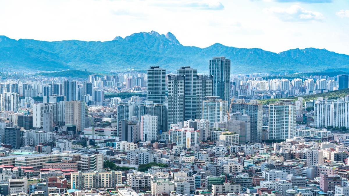 서울 도심의 아파트 및 주택 밀집 전경. 기사 이해를 돕기 위한 자료사진. / CHALLA_81-Shutterstock.com