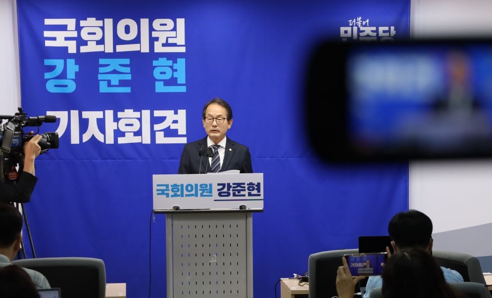 세종시당위원장 임기 마무리 기자회견에서 취재진의 질문에 답변하고 있는 강준현 국회의원 / 의원실