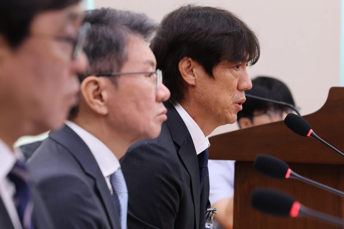 정몽규 전 축구협회장과 홍명보 전 축구 국가대표팀 감독 / 뉴스1