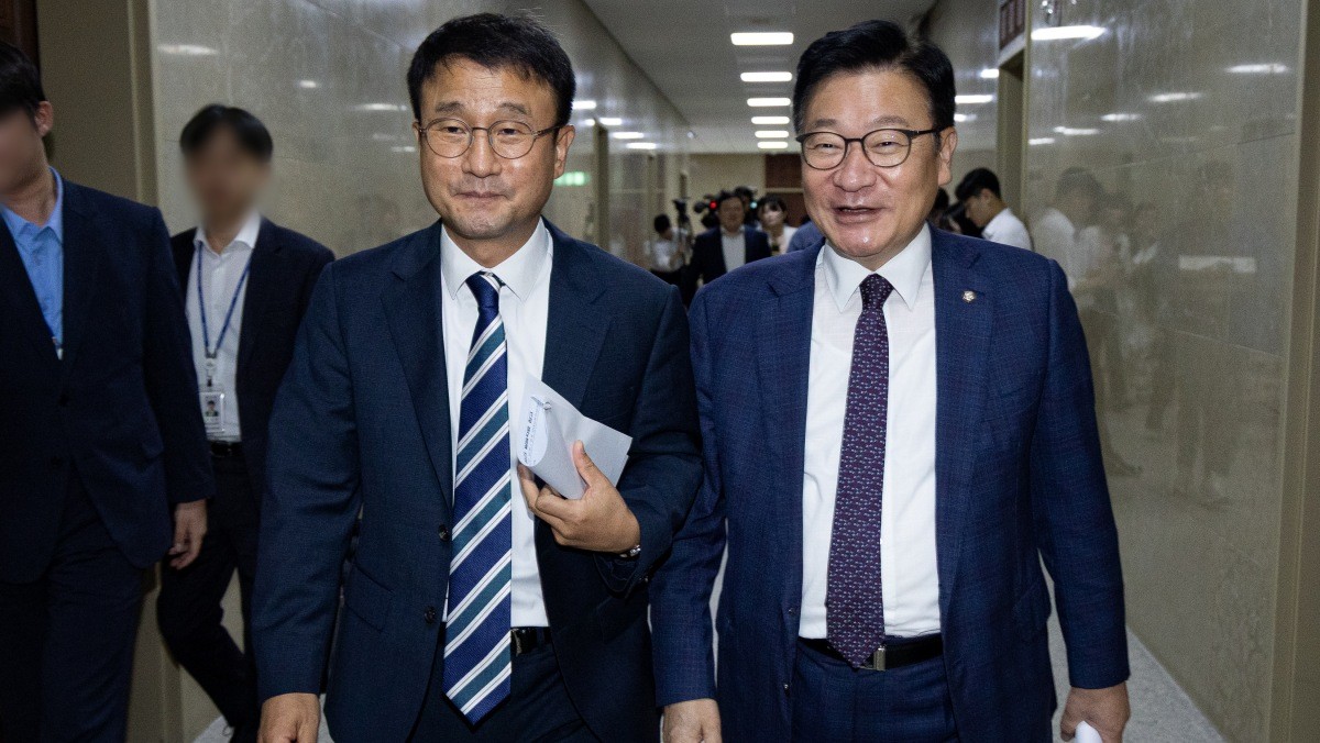 (왼쪽부터) 더불어민주당 한병도, 국민의힘 정점식 원내대표가 30일 서울 여의도 국회에서 여야 원내대표 회동을 마친 후 이동하고 있다. / 뉴스1