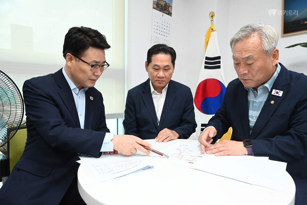 김원기 의정부시장이 7월 30일 국회에서 김용석 대도시권광역교통위원장과 면담하며 ‘8호선 의정부 연장’의 당위성을 설명하고 있다