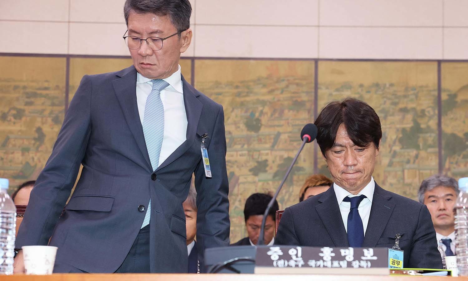 정몽규 전 대한축구협회장이 30일 서울 여의도 국회에서 열린 문화체육관광위원회의 대한축구협회 현안 관련 청문회에 출석해 증인 선서문을 제출한 뒤 증인석에 착석하고 있다. 오른쪽은 홍명보 전 축구 국가대표팀 감독. / 뉴스1