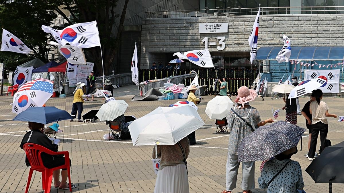 지난 28일 서울 송파구 올림픽공원 핸드볼경기장 앞에서 시민들이 재선거를 요구하며 집회를 하고 있다. 투표용지 부족 사태에 반발하는 집회가 핸드볼경기장을 봉쇄한 채 두 달 가까이 이어지고 있다. / 뉴스1