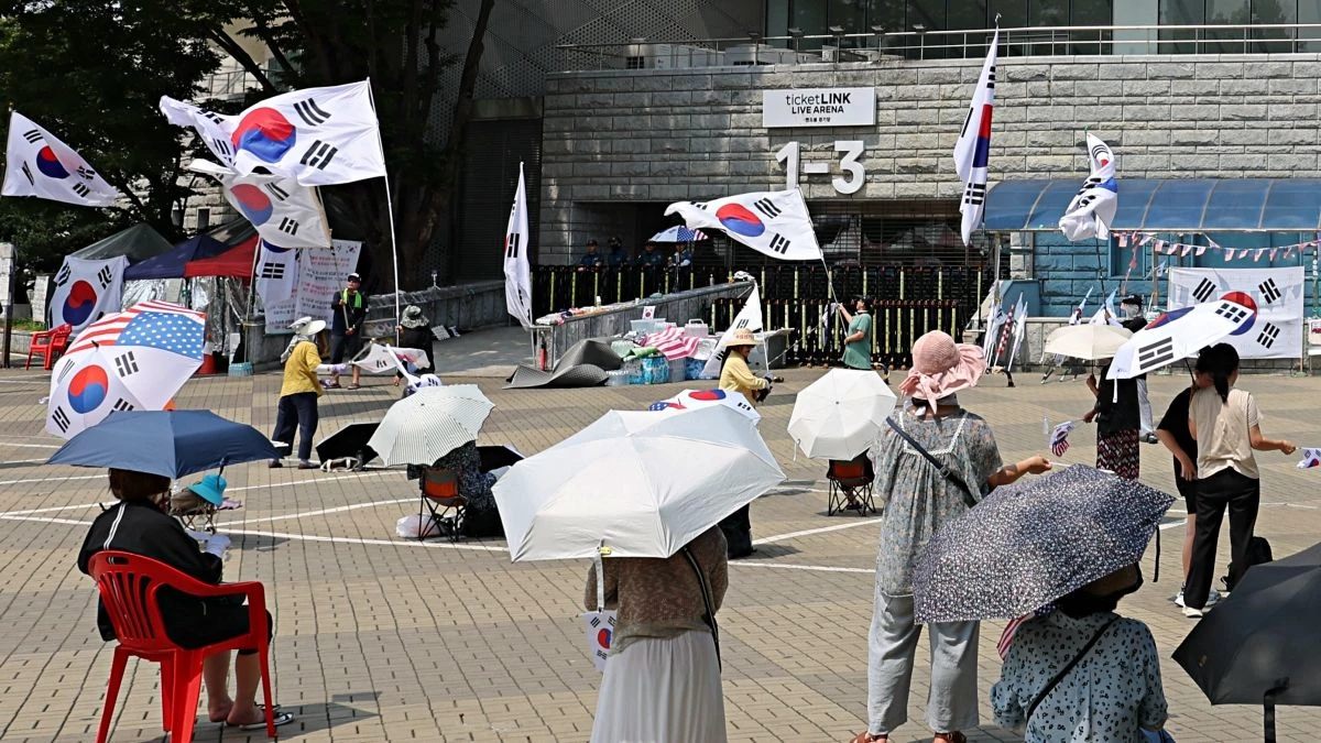지난 28일 서울 송파구 올림픽공원 핸드볼경기장 앞에서 시민들이 재선거를 요구하며 집회를 하고 있다. 투표용지 부족 사태에 반발하는 집회가 핸드볼경기장을 봉쇄한 채 두 달 가까이 이어지고 있다. / 뉴스1