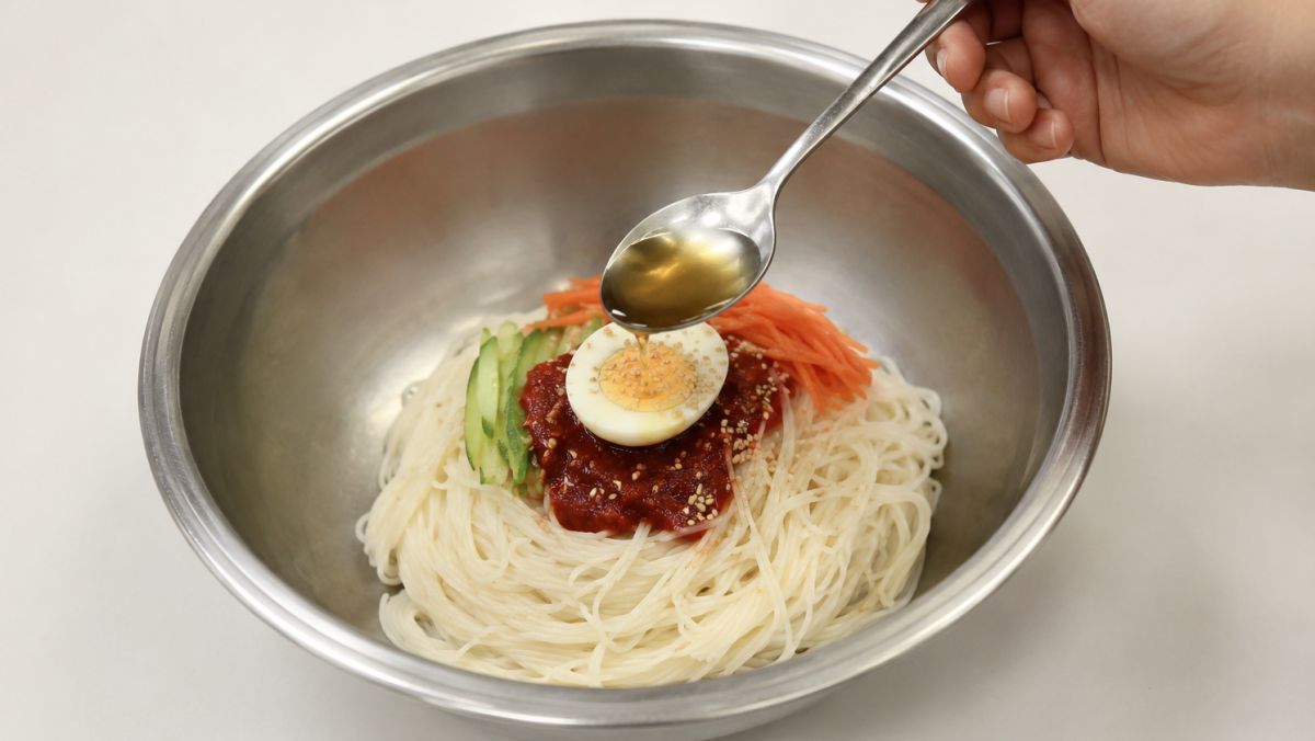 여름철 시원한 비빔국수, 의외로 '이것' 넣어야 맛이 확 삽니다