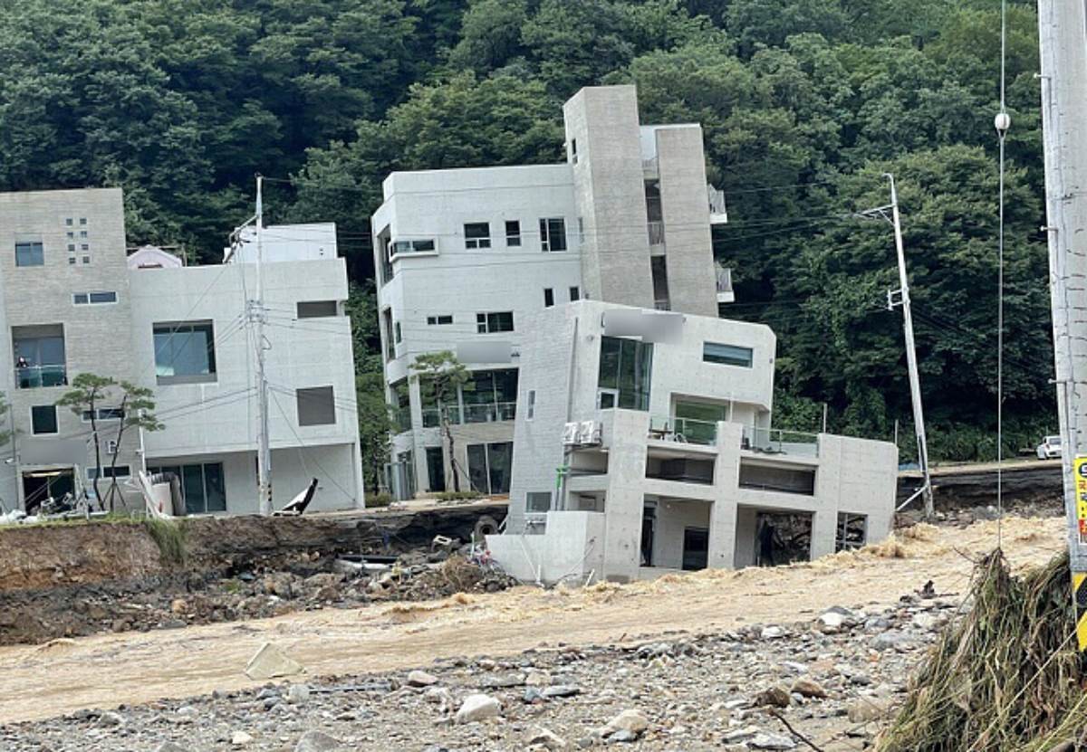 2022년 제11호 태풍 '힌남노' 피해 현장. 포항의 한 풀빌라가 물에 떠내려갔다. / SNS 캡처-뉴스1