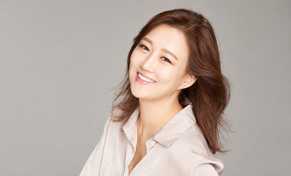 가수 장윤정 모습. 기사 이해를 돕기 위한 자료 사진. 서울동부지검은 29일 장윤정의 모친 육모 씨를 수천만 원대 사기 혐의로 구속 기소했다고 밝혔다. 결국 육 씨는 구속 상태로 재판에 넘겨졌다. 육 씨는 투자 명목으로 지인에게 수천만 원을 받은 뒤 수익금을 돌려주지 않은 혐의를 받고 있다.     경찰은 장윤정의 모친 육 씨의 휴대전화 사용·신용카드 이용 내역 등을 확인하기 어려워 한동안 육 씨 행방을 찾지 못했다. 추적 끝에 육 씨 신병을 확보한 경찰은 구체적인 범행 경위를 확인한 결과 혐의가 인정된다고 보고 사건을 검찰로 송치했다.    / 아이오케이컴퍼니 제공