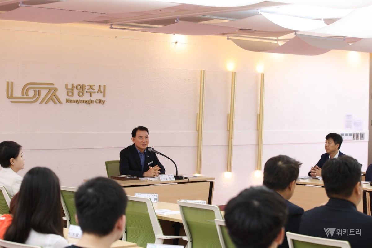 최현덕 시장이 시청 여유당에서 인사말씀을 하고 있다