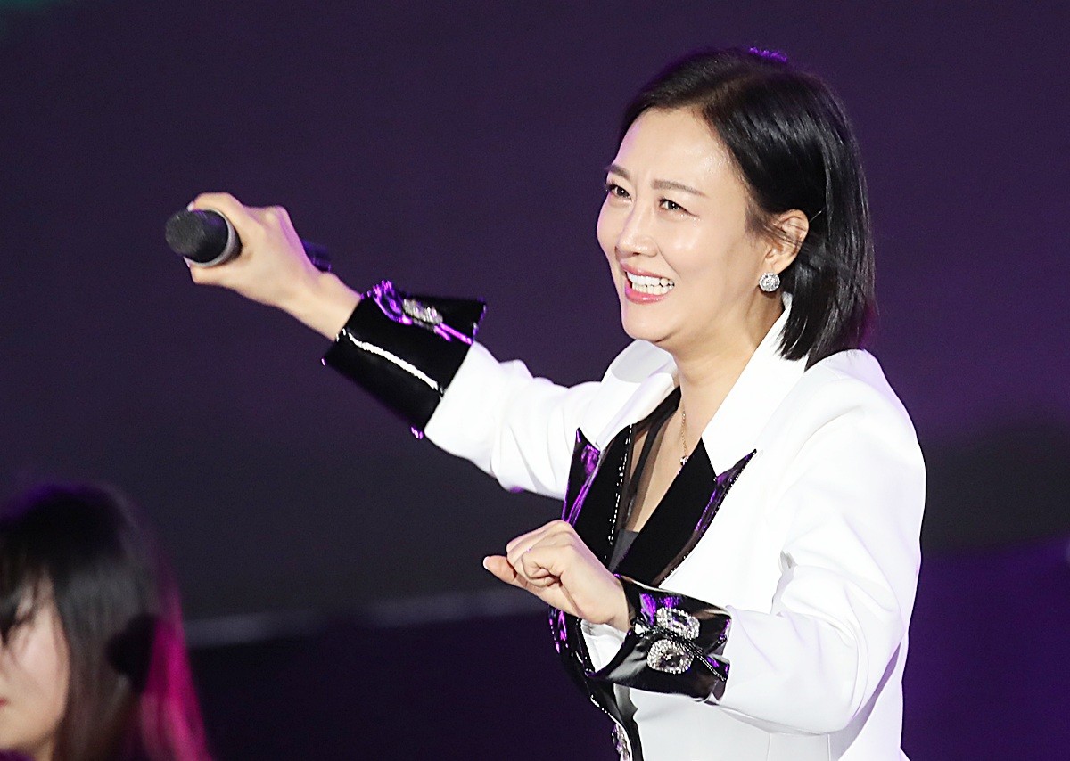 가수 장윤정 모습. 기사 이해를 돕기 위한 자료 사진.      서울동부지검은 29일 장윤정의 모친 육모 씨를 수천만 원대 사기 혐의로 구속 기소했다고 밝혔다. 결국 육 씨는 구속 상태로 재판에 넘겨졌다. 육 씨는 투자 명목으로 지인에게 수천만 원을 받은 뒤 수익금을 돌려주지 않은 혐의를 받고 있다. 경찰은 장윤정의 모친 육 씨의 휴대전화 사용·신용카드 이용 내역 등을 확인하기 어려워 한동안 육 씨 행방을 찾지 못했다. 추적 끝에 육 씨 신병을 확보한 경찰은 구체적인 범행 경위를 확인한 결과 혐의가 인정된다고 보고 사건을 검찰로 송치했다.     / 뉴스1