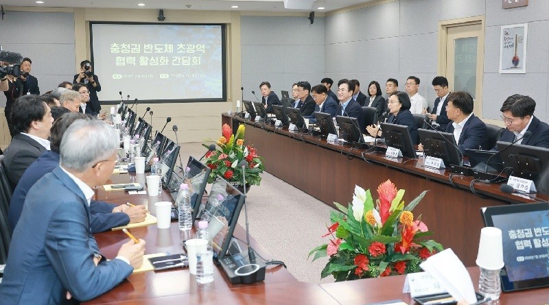 30일 한국과학기술원(KAIST) 나노종합기술원에서 열린 충청권 반도체 초광역 협력 간담회에서 허태정 대전시장이 한성숙 국무총리에게 국가 반도체 종합연구소 대전 구축을 공식 건의했다./사진=대전시