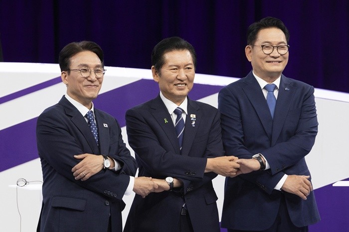 더불어민주당 당권 주자인 김민석(왼쪽부터), 정청래, 송영길 의원이 29일 오후 서울 마포구 MBC에서 TV토론회에서 기념 촬영을 하고 있다. 2026.7.29/뉴스1