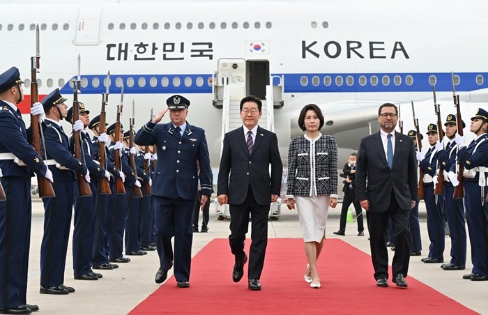 이재명 대통령과 김혜경 여사가 29일(현지시간) 칠레 산티아고 아르투로 메리노 베니테스 공항에 도착해 이동하고 있다. 2026.7.30/뉴스1