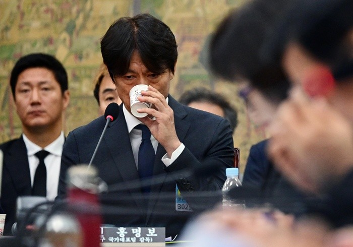 홍명보 전 축구대표팀 감독이 30일 국회 문화체육관광위원회에서 열린 대한축구협회 현안 관련 청문회에 증인으로 출석해 물을 마시고 있다. 2026.7.30/뉴스1