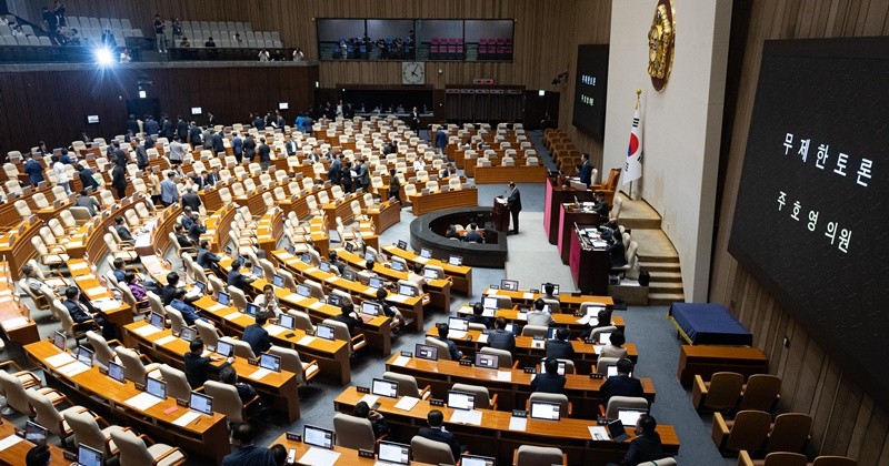30일 서울 여의도 국회에서 열린 제437회 국회(임시회) 제3차 본회의에서 형사소송법 일부개정법률안(대안)에 대한 주호영 국민의힘 의원의 무제한 토론(필리버스터)이 시작되자 여당 의원들이 본회의장을 빠져나가고 있다. 2026.7.30/뉴스1