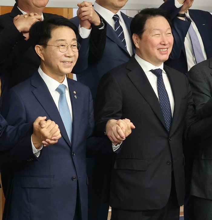 조정식 국회의장과 최태원 대한상의 회장이 1일 오전 서울 중구 대한상공회의소 회관에서 열린 경제대도약 간담회에서 참석자들과 기념촬영을 하고 있다. 국회와 경제계는 이 자리에서 인공지능(AI) 정책, 청년 일자리, 지역경제 활성화 등 민생경제 회복과 미래 성장동력 확보를 위한 주요 현안을 논의했다. 2026.7.1/뉴스1