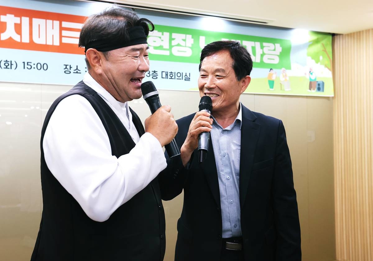 최유철의성군수님과 기웅아재가 함께 노래를 하고있다.  / 의성군청