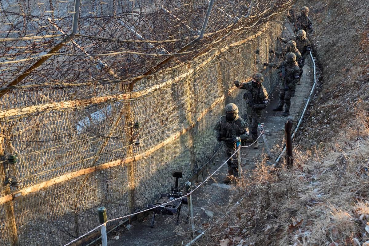 장병들이 접경지역에서 철책 경계 근무를 하고 있다. / 뉴스1