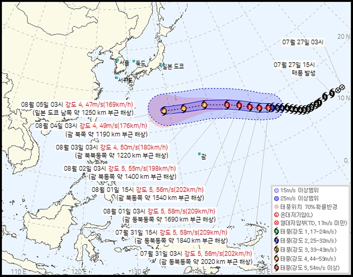 기상청이 31일 오전 4시에 발표한 13호 태풍 '돌핀' 현재 위치와 예상 이동경로. 13호 태풍 돌핀은 이날 오전 3시 현재 괌 동북동쪽 약 2020km 부근 해상에서 시속 16km의 속도로 서북서 방향으로 이동하고 있다. 중심 기압은 910hPa, 최대 풍속은 초속 56m/s다. / 기상청 제공
