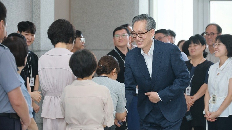 유득원 대전시 행정부시장이 이달 30일 시청 직원들과 마지막 인사를 나누고 있다./사진=대전시