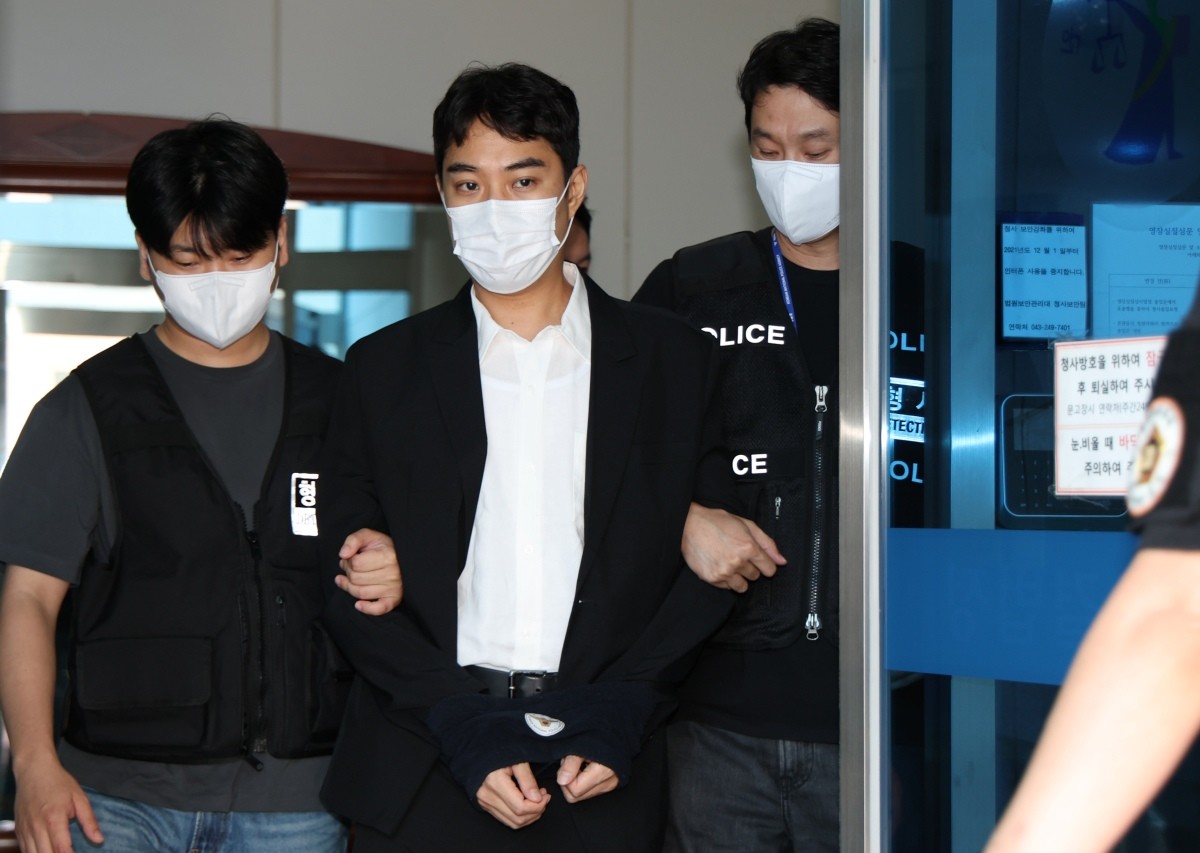 미성년자 성매매 혐의 등을 받는 최영중 전 청주시의원이 30일 충북 청주시 서원구 청주지방법원에서 구속 전 피의자 심문(영장실질심사)을 받은 뒤 나오고 있다. / 뉴스1