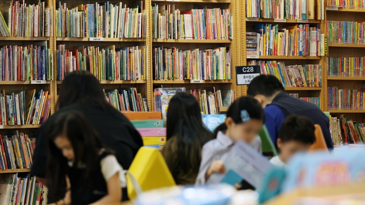 기록적인 폭염이 이어진 28일 서울 종로구 광화문 교보문고에서 어린이들이 책을 읽고 있다. / 뉴스1