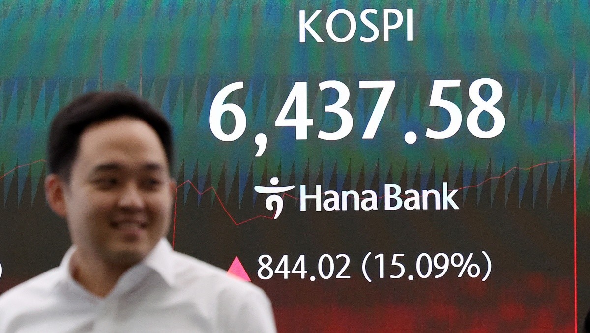 코스피가 장초반 6000선을 돌파한 31일 서울 중구 하나은행 딜링룸 전광판에 코스피 지수가 나타나고 있는 모습 / 뉴스1