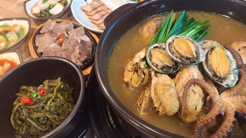 송정설렁탕의 대표 메뉴인 해신탕 한상차림/사진=김지연 기자
