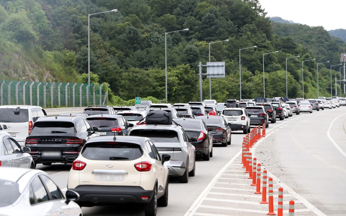 서울∼양양고속도로 양양 방향이 차량으로 붐비고 있다. / 뉴스1