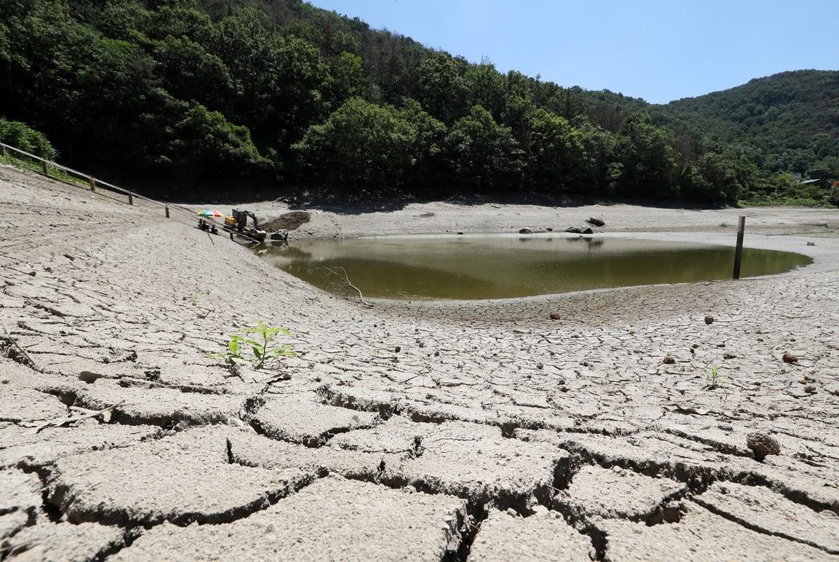 이하 30일 밀양시 무안면 백안저수지 바닥이 메마른 채 갈라져 있다. / 뉴스1