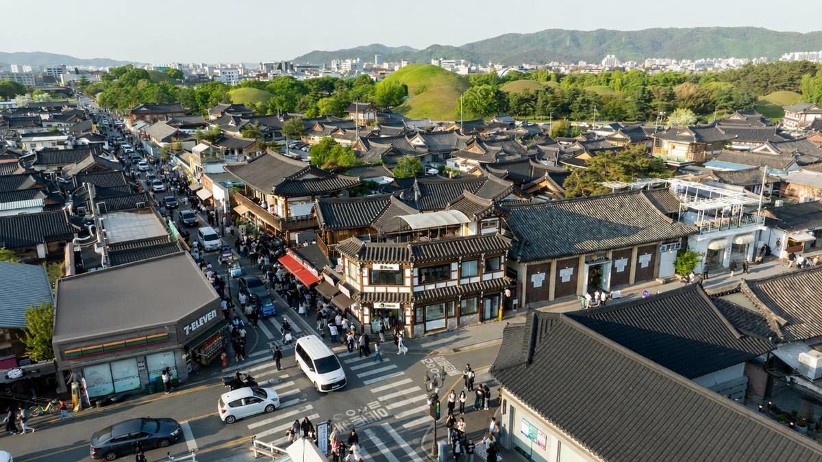 관광객들이 경주 황리단길 일원에서 한옥 거리와 대릉원을 배경으로 관광을 즐기고 있다.