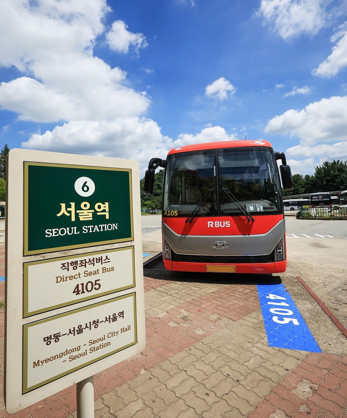 에버랜드는 8월 1일부터 서울역버스환승센터와 명동, 숭례문, 남대문시장, 이태원 등을 경유해 에버랜드로 직행하는 광역버스 노선 4105번 운행을 시작한다고 밝혔다. 서울역에서 환승 불편 없이 약 1시간이면 에버랜드 버스 승하차장에 도착할 수 있어 기존 대중교통 대비 이동 시간이 약 40~50분 줄어들 것으로 전망된다. / 삼성물산 리조트부문 제공-뉴스1