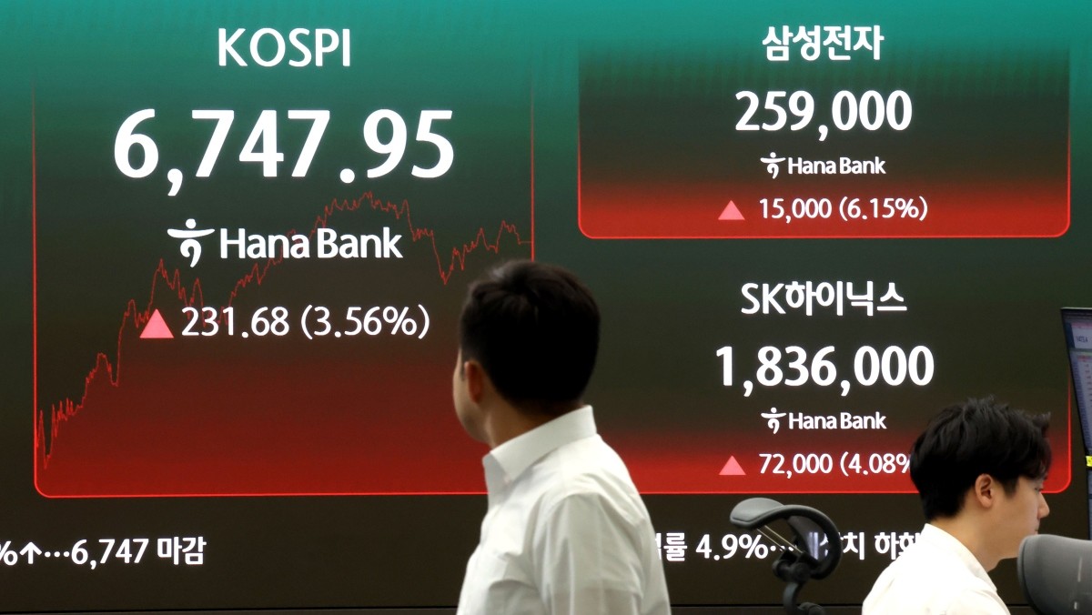 서울 중구 하나은행 딜링룸 현황판에 삼성전자와 SK하이닉스 주가가 표시돼고 있다. 기사의 이해를 돕기 위한 사진 / 뉴스1