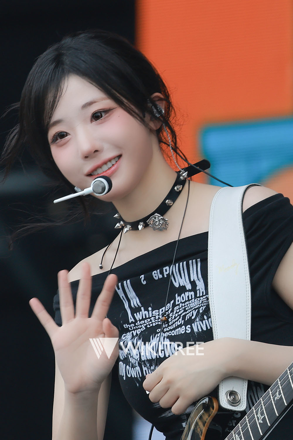 QWER 히나가 2026 펜타포트 락 페스티벌에서 관객들을 향해 인사하고 있다. / 권혁재 PD