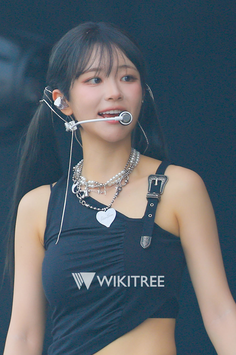 QWER 쵸단이 2026 펜타포트 락 페스티벌에서 관객들에게 인사하고 있다. / 권혁재 PD